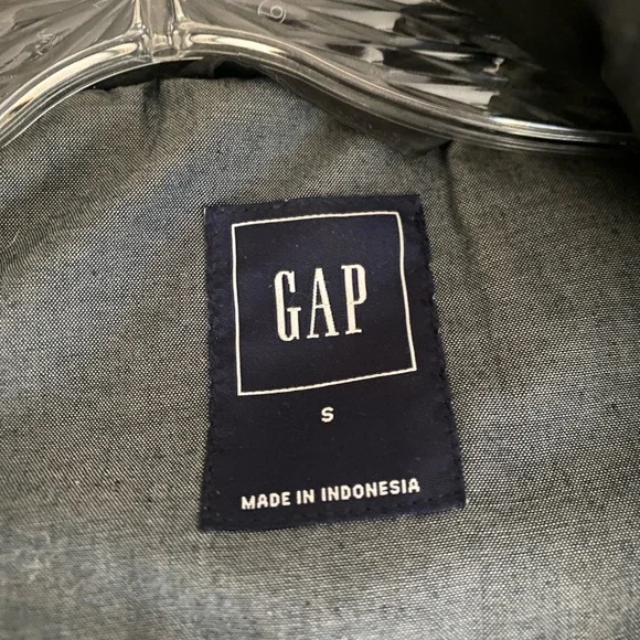 GAP Women’s Black Puffer Vest - Picture 2 of 2